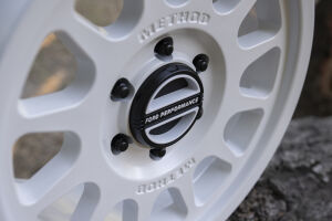 BRONCO 17" X 8.5" METHOD WHEEL + CENTER CAP - WHITE